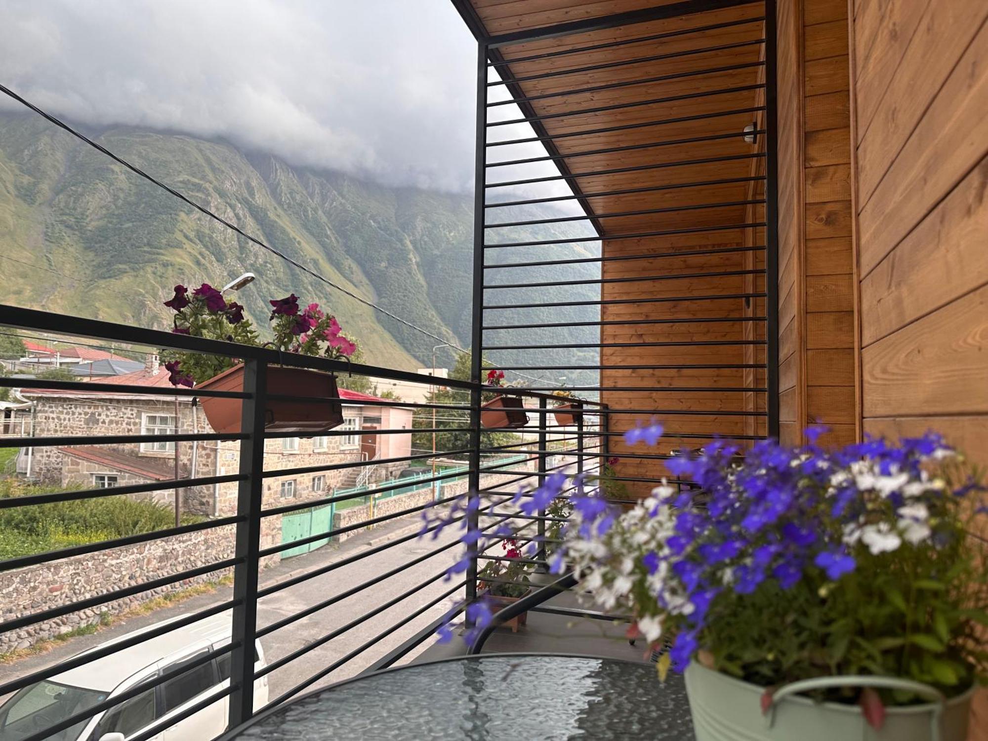 Hotel Mountime Kazbegi Esterno foto